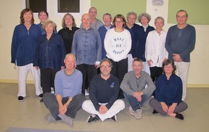 Photo de groupe de la section marmandaise de Toum Garonne. Sur la deuxième ligne, en veste chinoise bleue, le professeur, Joël Lemarchand. 