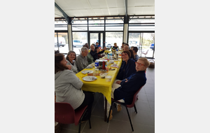 Un repas qui permet aux membres des différentes sections de Toum Garonne de mieux se connaître.